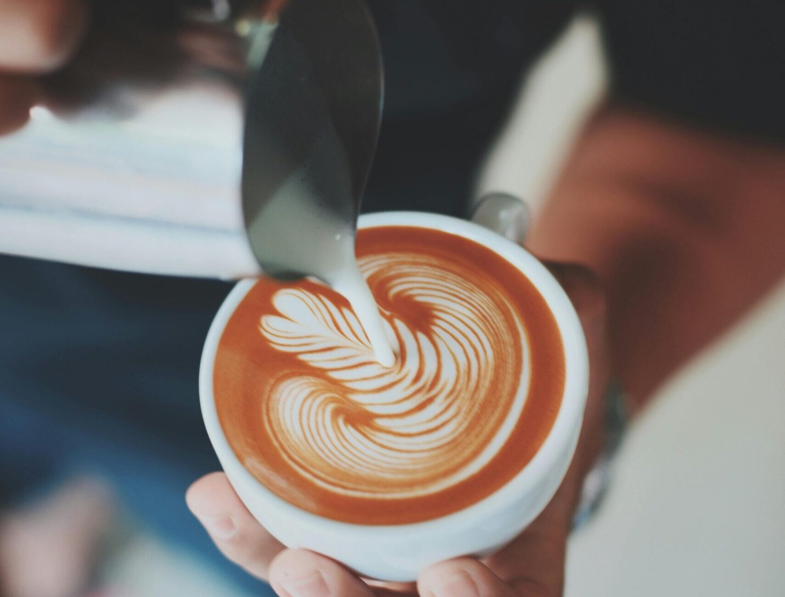 零基礎拉花課程示範注水高度與杯身角度