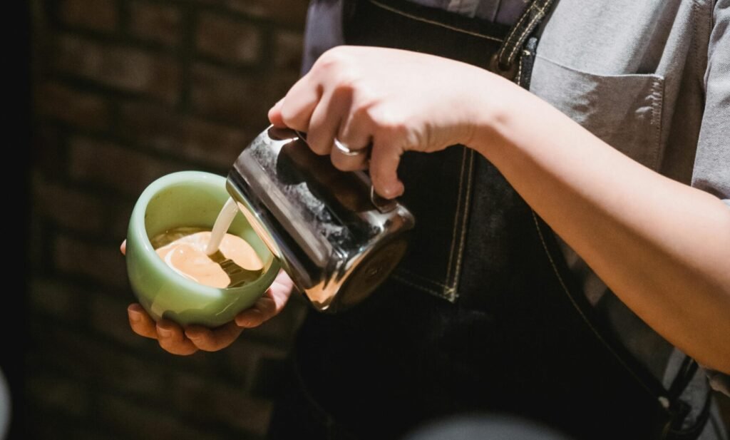 高雄咖啡課程｜sca義式咖啡拉花課程｜拉花課程高雄｜3 小時體驗 → 100% 折抵 SCA｜1–6 人小班｜一週一堂課（8 週）