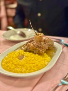 餐桌上的旅行家：米蘭燉小牛膝 Ossobuco 經典美味｜桑卓無菜單