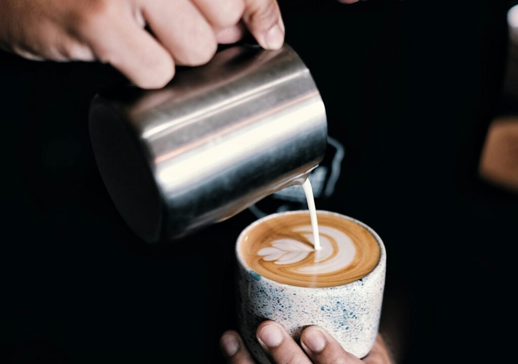 想要拉花圖形對稱？你需要修正的握杯姿勢。SCA咖啡拉花課程