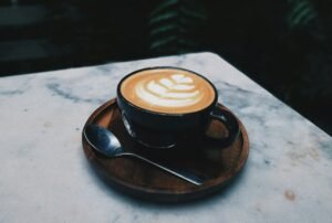 想要拉花圖形對稱？你需要修正的握杯姿勢。咖啡拉花課程