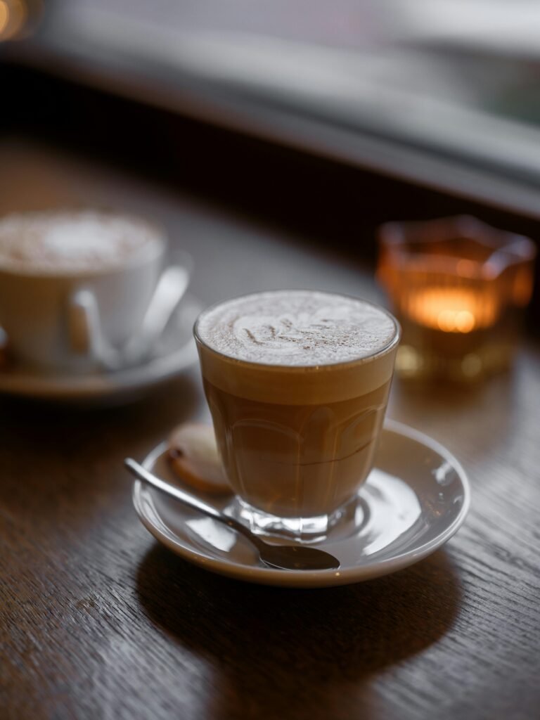 拿鐵拉花第一課：掌握「融合」與「出圖」的黃金時間點｜咖啡拉花