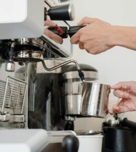 要拉花圖形對稱？你需要修正的握杯姿勢。咖啡拉花課程，拉花課程，SCA咖啡課程｜桑卓咖啡研究學院