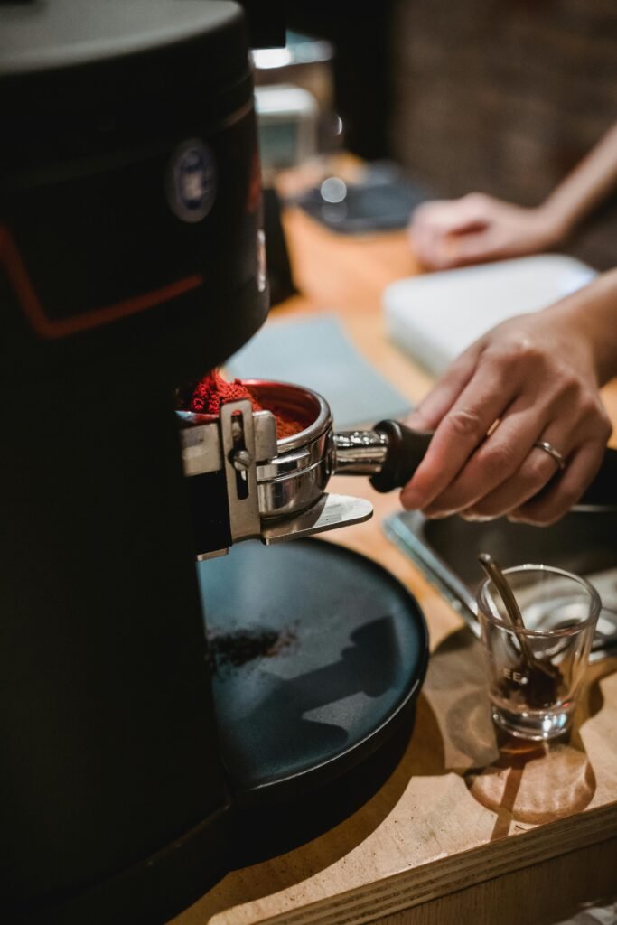 退休後開咖啡館不是夢!咖啡師有哪些證照?探索咖啡拉花課程、拉花課程與咖啡師證照課程,桑卓咖啡研究學院助你從小白變咖啡達人