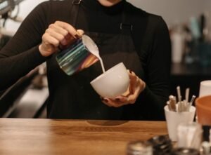 半拉花鋼杯 (Pitcher) 形狀大評比：尖嘴 vs 圓嘴哪個好上手？