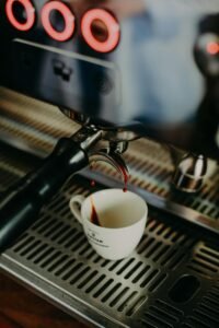 咖啡師證照攻略：初學者該先考哪張？SCA Barista vs Brewing 選擇指南