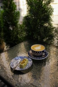 咖啡豆的深焙與淺焙:哪種味道跟牛奶最搭?桑卓學院咖啡拉花課程