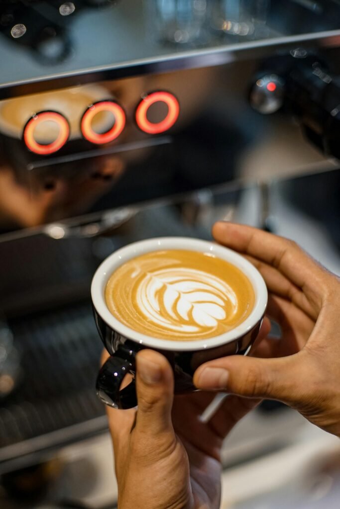 SCA 拉花中級：如何連續製作兩杯一模一樣的對稱圖案？