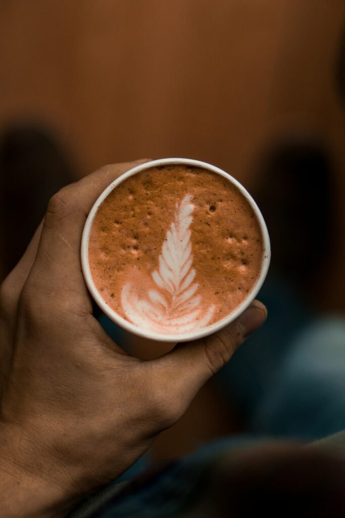 法壓壺打奶泡：不需要昂貴機器也能玩的拉花神器｜推薦咖啡課程