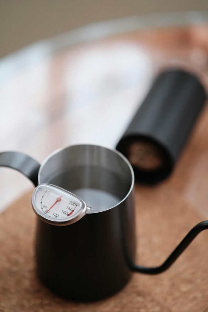 手沖 vs 機器手沖:自動化時代的咖啡師價值 | 桑卓咖啡研究學院