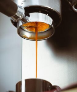 2026 咖啡拉花新趨勢：極簡圖形 vs 複雜組合｜SCA 咖啡師