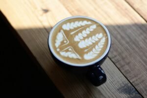 咖啡杯口徑的秘密：為什麼寬口杯更容易做出複雜組合圖形？