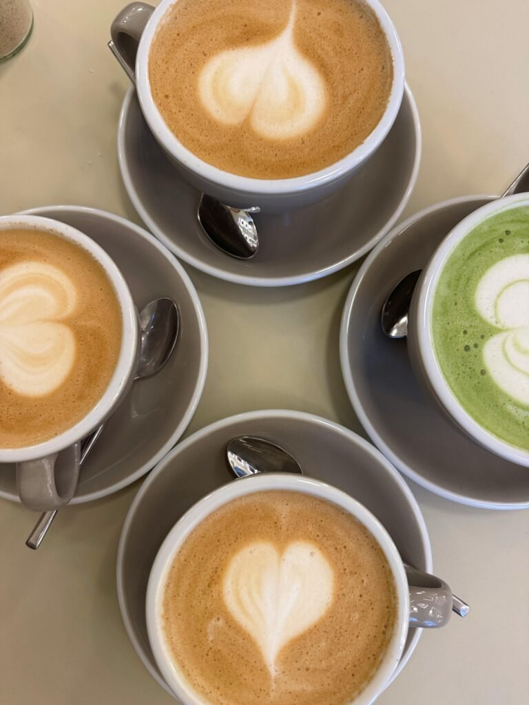 基礎拉花圖案教學：愛心 (Heart) 三分解動作！高雄咖啡拉花