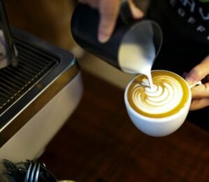 從手抖到穩定出圖：一位咖啡新手在拉花課程中的蛻變。SCA