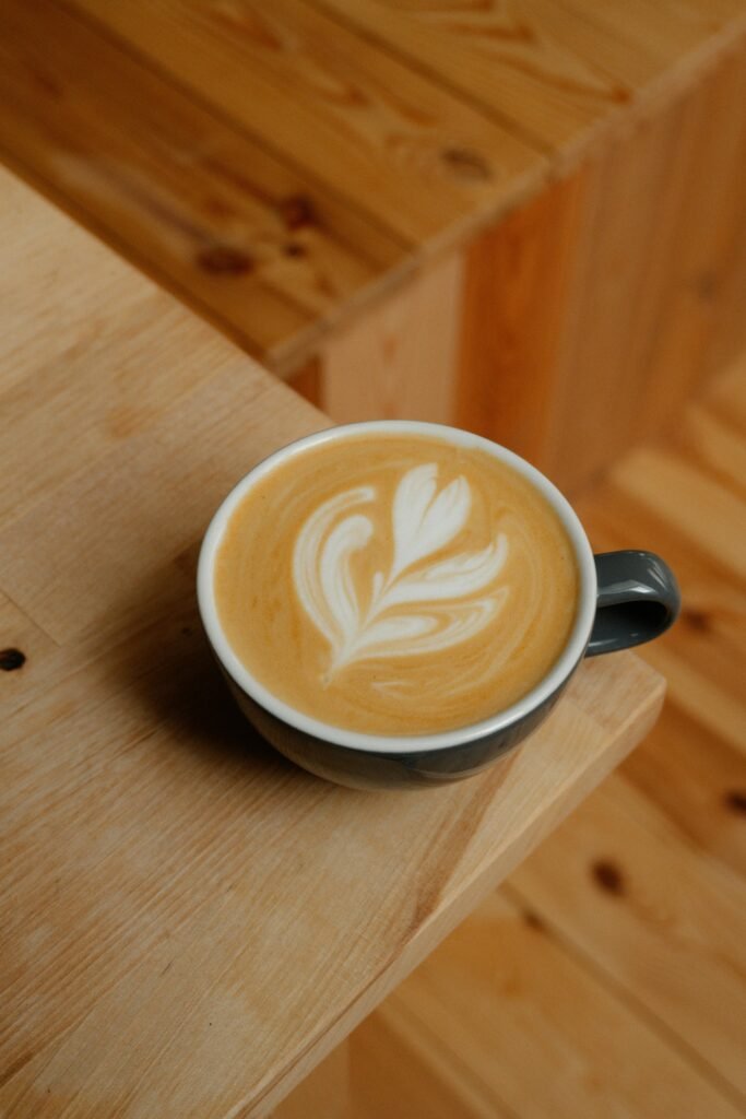 拉花初體驗常見的 3 個誤區：不要只顧著晃動手腕！咖啡拉花