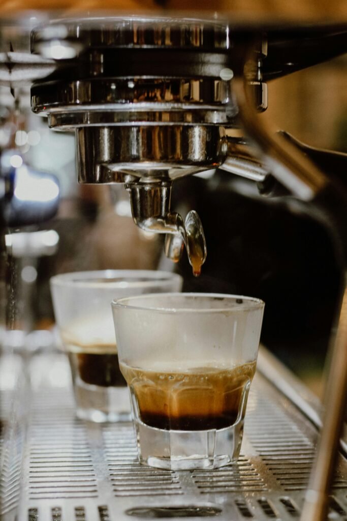 吧台效率革命：如何設計一個符合 SCA 標準的高效率手沖動線？