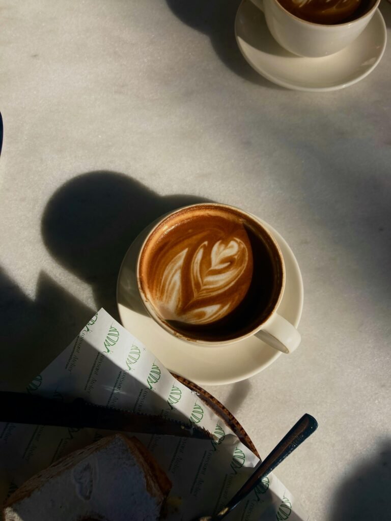 SCA 拉花課程如何改善出杯一致性？零基礎創業的必修咖啡課