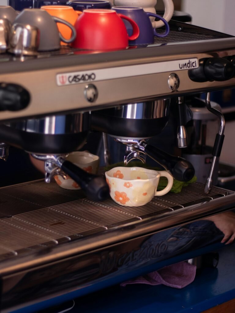 從義式濃縮到完美融合：SCA 咖啡拉花課程第一堂課學什麼？