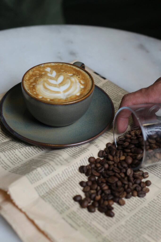 如何打出完美微發泡奶泡？SCA咖啡拉花課程 5 步驟教學圖解｜桑卓咖啡研究學院：從零基礎到專業咖啡師的創業之路