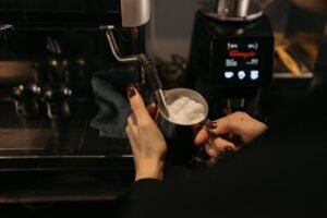 鋼杯角度怎麼顧？咖啡拉花基礎入門體驗班教你新手不失敗的祕訣