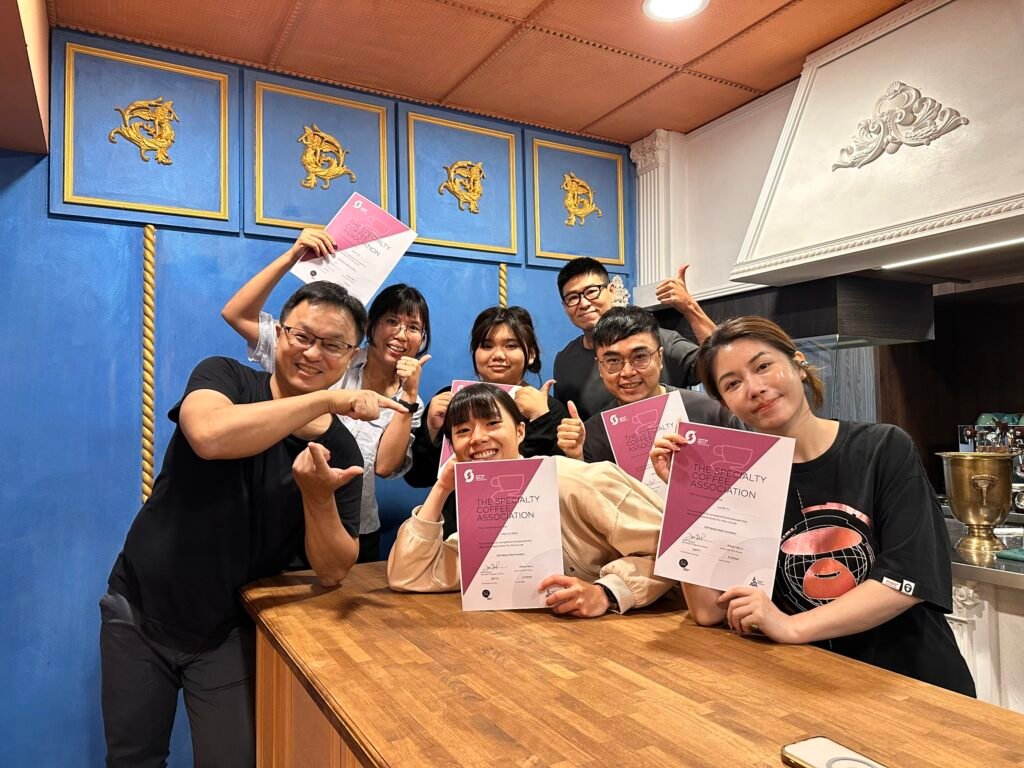桑卓咖啡研究學院學員完成 SCA 課程後與講師合照