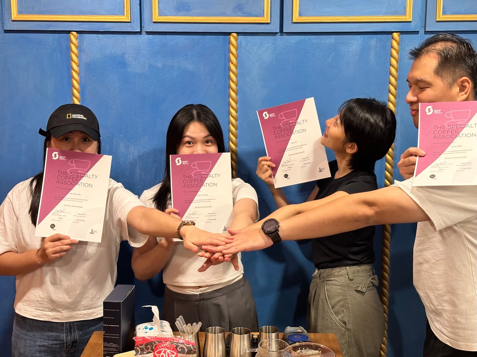 學員完成 SCA 課程後手持證書合影