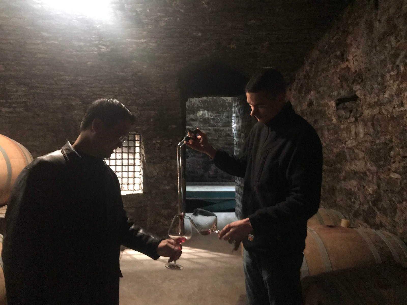 桑卓 Alessandro 在酒窖進行葡萄酒風味交流